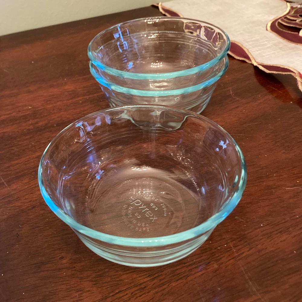 Set of Three NWOT Small Pyrex Bowls